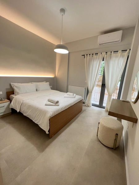 Keep it simple at this peaceful and centrally-located place.<br /><br /><b>Licen Athens, Greece Embassy- I1 Entire condo vacation rental 588947571810397014