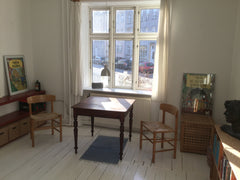 lyst værelse på 18m2 med seng til 2 (190x180cm), stort vinduesparti med eftermid Copenhagen, Denmark Rummeligt, lyst værelse med adgang til have. Private room in rental unit vacation rental 24280324