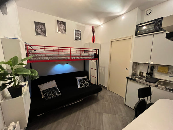 A seulement 400m du métro, vous trouverez aussi un supermarché (petit casino) ju  studio avec balcon  situé en plein cœur vieux Lyon Entire rental unit vacation rental 680451541569976095