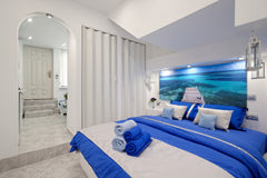 Step into the comfort of this luxurious, style 1 BR 1 Bath apt , outstanding fac Athina, Greece GERGEOUS BATHTUB /NATHIONAL ARCHEOLOGICAL MUSEUM Entire rental unit vacation rental 618726274200868517