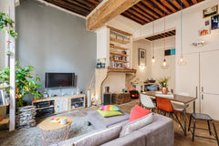 Dans un immeuble historique, au calme, cet appartement canut typique de 45m²est  Lyon, France Du charme au calme dans l'hypercentre de Lyon Entire rental unit vacation rental 37344186