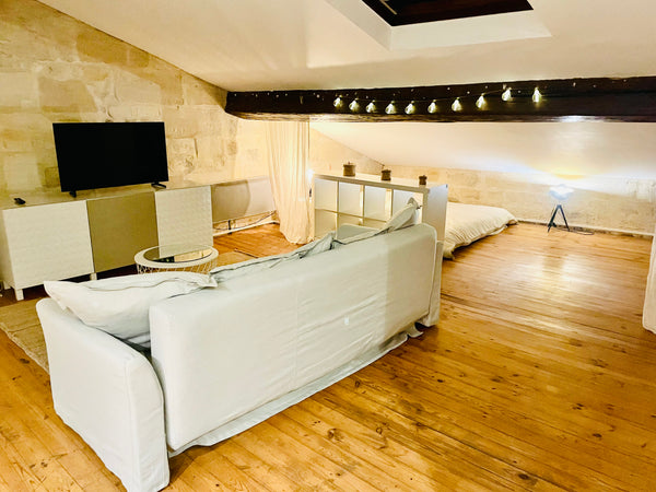 Simplifiez-vous la vie dans ce logement paisible et central.<br />Seul, en coupl Bordeaux, France Charmant studio en plein coeur de Bordeaux Entire rental unit vacation rental 53855931