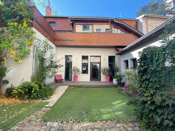 Ce logement paisible offre un séjour détente pour toute la famille.<br /><br />V Lyon, France Grande maison de ville chaleureuse avec jardin Entire townhouse vacation rental 658593970567616936