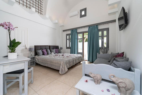 Smaragdi Hotel lies at the famous beach of , Perivolos. An A class Hotel, with t  Spacious Suite with Jacuzzi in A class pool Hotel Room in hotel vacation rental 39285131