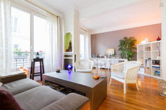 Beau 2/3-pièces proche de la rue de Lévis (magnifique rue commerçante), du quart Paris, France Splendid Flat near Champs-Elysées. Entire rental unit vacation rental 3082667