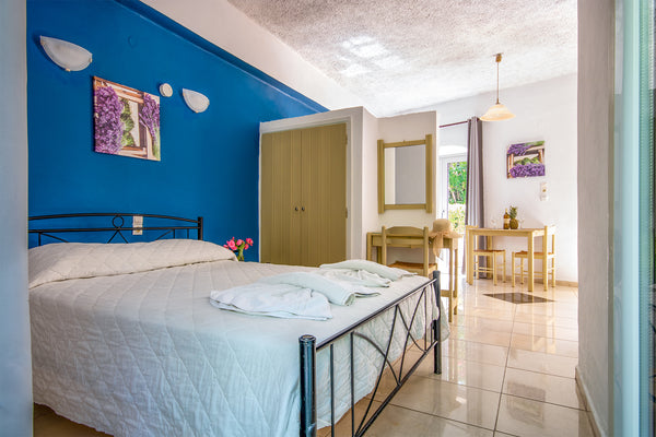 Fully-equipped studio. Outside, 2 sun terrace with garden views. Stavros is real Royal Tunbridge Wells, United Kingdom Studio apartment by the sea Entire condo vacation rental 29867775