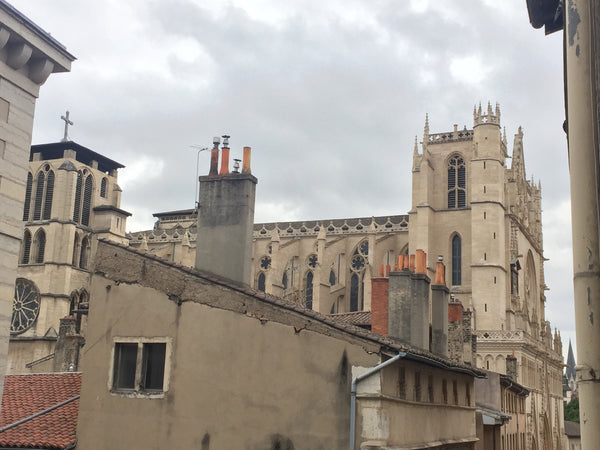 Cet appartement situé en plein vieux-Lyon, offre un doux mélange entre domotique Lyon, France appart vieux lyon prox metro et sites touristiques Entire rental unit vacation rental 13258293