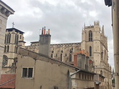 Cet appartement situé en plein vieux-Lyon, offre un doux mélange entre domotique Lyon, France appart vieux lyon prox metro et sites touristiques Entire rental unit vacation rental 13258293