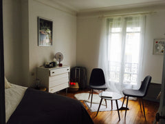 Dans un quartier absolument charmant, je propose une grande chambre idéale pour  Paris, France Grande chambre privée à 15mn des Champs Elysées Private room in rental unit vacation rental 19689801