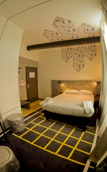 Chambre single d'artiste, avec salle de douche, airconditioner, TV, connection w  chambre single Room in hotel vacation rental 35382368