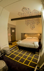 Chambre single d'artiste, avec salle de douche, airconditioner, TV, connection w  chambre single Room in hotel vacation rental 35382368