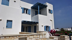 Maison typiquement cycladique et idéalement située avec vue sur la mer où le sol Momalle, Belgium Maison typique 2 à 6 p,100 M centre et mer- Αλυκη Entire home vacation rental 15925158