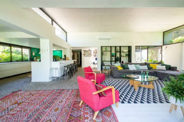 Baignée de lumière, spacieuse et moderne, cette villa a été conçue avec soin. La Paris, France Villa d'architecte avec piscine Entire villa vacation rental 577310927179366296