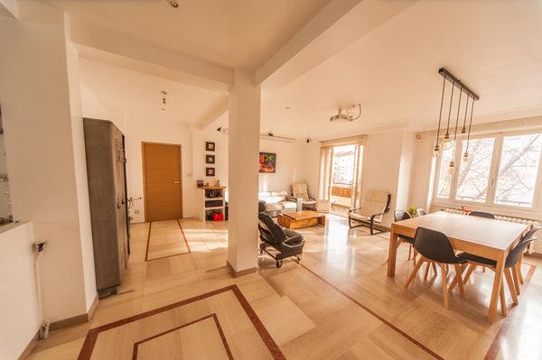 Bonjour <br /><br />Je mets en location mon appartement de 100m2 qui est parfait Lyon, France Appart qui ne laisse pas de marbre... Entire condo vacation rental 21954841