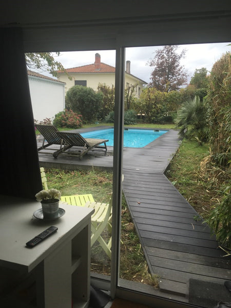 Dans un quartier résidentiel au calme et sécurisé au fond d’un jardin arboré, un Bordeaux, France Studio indépendant au fond du jardin vue piscine Entire rental unit vacation rental 29668633