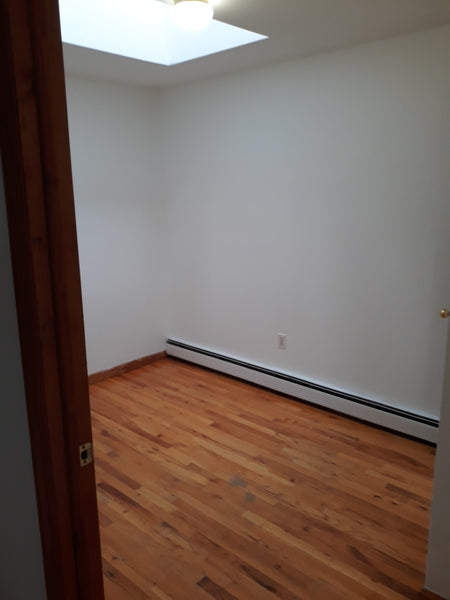 Brooklyn room 8x10 with bright skylights Baldwin, NY Rental unit in Brooklyn · 1 bedroom · 1 bed · 1 shared bath Private room in rental unit vacation rental 39301619