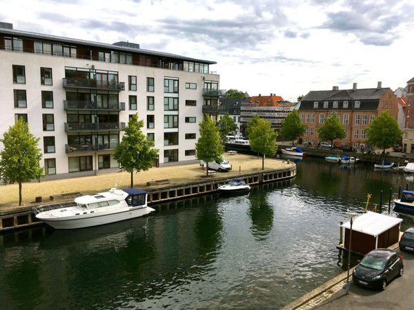 Enjoy the genuine Copenhagen atmosphere of Christianshavn. Comfortable apartment Copenhagen, Denmark Canal side 2 bedroom apartment Entire rental unit vacation rental 30500274