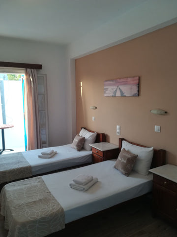 A double room in the heart of Ios.<br />Walking distance to the bars,restaurants  Happy Days Rooms IOS. Private room in rental unit vacation rental 19029327