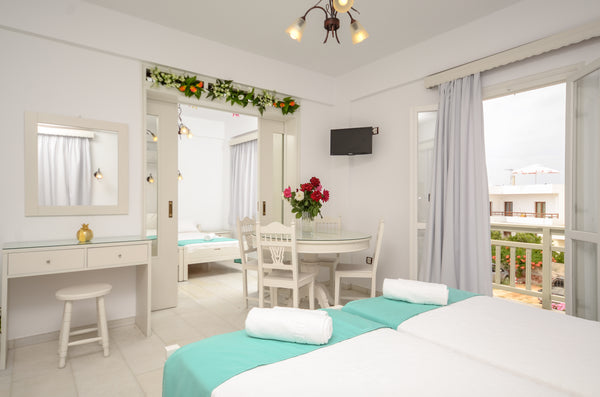 Hotel Lygdamis, in Naxos Town, offers an ideal accommodation solution for those  Greece Lygdamis Hotel - Quadruple apartment Room in aparthotel vacation rental 12624275