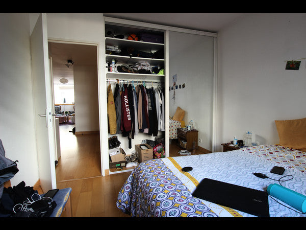Bonjour,<br /> La chambre 10m2 ,équipée d'un lit 140*190  dans une colocation de Lyon, France Chambre privée dans un appartement en colocation Private room in rental unit vacation rental 43800716