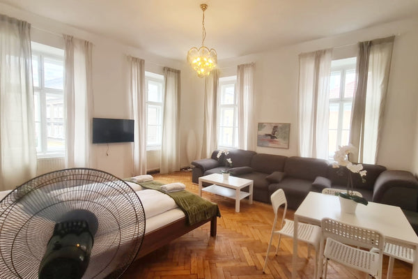 Eine einzigartige und gemütliche Wohnung im Herzen Wiens mitten im Botschaftsvie  Spacious 2BR Apt. Rennweg - Perfect for Longstays. Entire rental unit vacation rental 711446674070251959