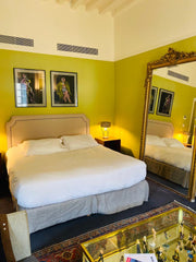 Dans un très bel immeuble du XVIIIe siècle entièrement rénové, la Maison Fredon   Maison Fredon - Chambre de Luxe Private room in bed and breakfast vacation rental 41755758