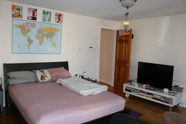Large room in a 2 b/rm Williamsburg Apartment. 3 minute walk to the Graham Avenu New York, NY Rental unit in Brooklyn · 1 bedroom · 1 bed · 1 bath Private room in rental unit vacation rental 10068269