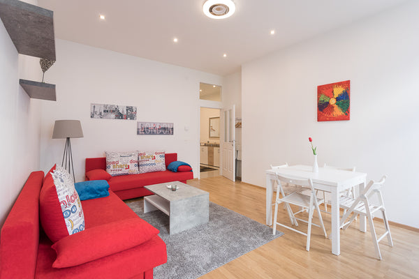 Bright, cozy, and newly renovated apartment located in the hip district 