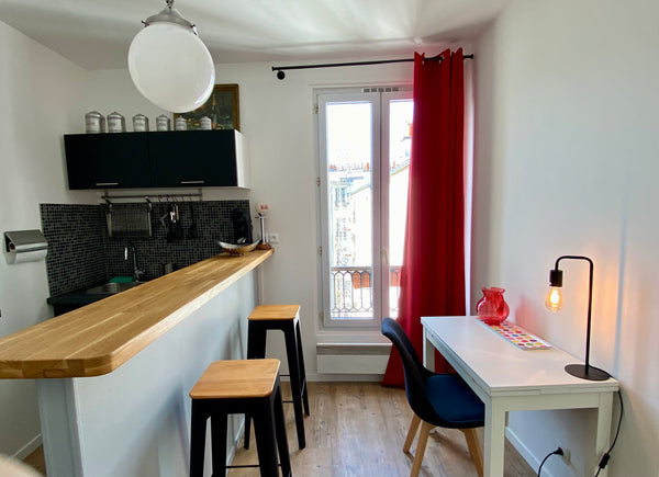 Beautiful renovated studio overlooking the courtyard, a bedroom area with a half Paris, France Paris 10e, Beau studio très lumineux ! Ascenceur.. Entire rental unit vacation rental 8330332