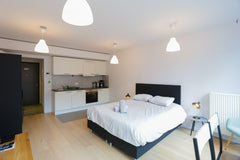 Lumineux studio situé en dehors de la zone de quarantaine. Il est nettoyé et déc Beersel, Belgium Nice flat in EU quarter in Brussels Entire rental unit vacation rental 42875692