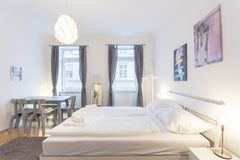 Dieses wunderschöne und stilvoll eingerichtete Apartment - mit 2 getrennt begehb Vienna, Austria Perfectly located Apartment with 2 bedrooms Entire rental unit vacation rental 41061272