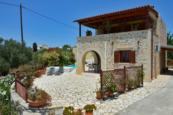 This attractive detached stone built 3 bedroom villa has stunning views and is l Aviemore, United Kingdom 3 bedroom villa with private pool Entire home vacation rental 680886841109384055