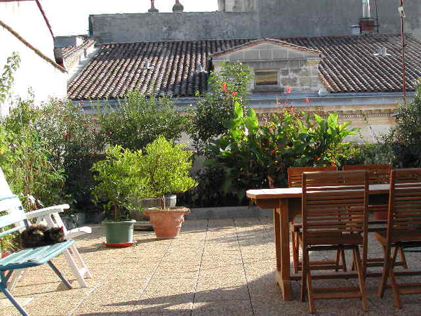 La chambre d'Hôte est situé au troisième niveau de l'appartement, dans la partie Bordeaux, France un studio dans le vieux Bordeaux Private room in home vacation rental 3081949