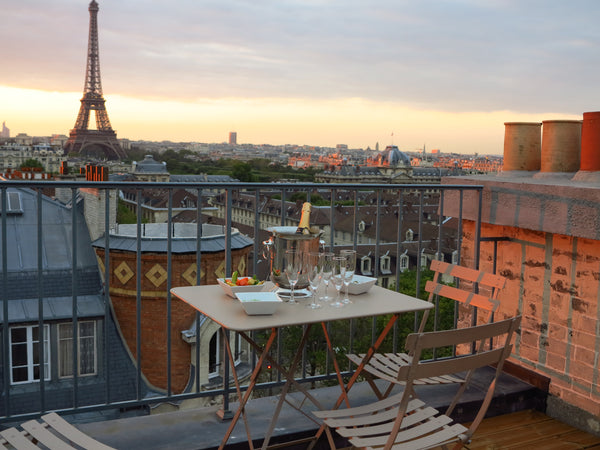 Véritable atelier d'artiste face à la Tour Eiffel, aux derniers étages d'un supe Paris, France Atelier d'artiste Tour Eiffel Entire loft vacation rental 22225383