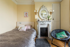 Cosy apartment located in the the heights of a beautiful Haussmann building and  Paris, France Beau 2 pièces + balcon sur les toits de paris Entire rental unit vacation rental 19141049