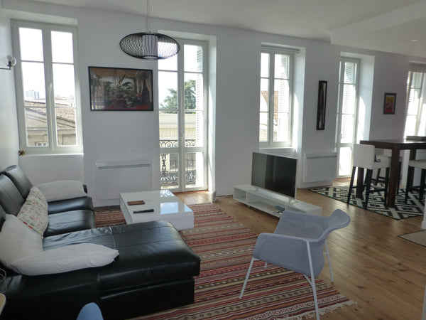 This apartment of 77m2 located in the district of Les Chartrons was completely r Lacanau, France Bordeaux Chartrons, very bright apartment Entire condo vacation rental 20513820