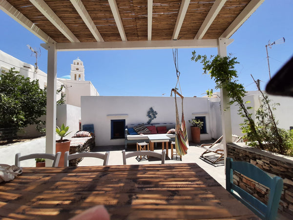 Deux petites maisonnettes cycladiques avec chacune une chambre au pied de Panagi Artemonas, Greece Poppy's house à Artémonas Private room in guesthouse vacation rental 41343092