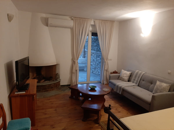 Relax in this quiet, elegant space of 45 sm. And enjoy the sea!<br /><br /><b>Li Acharnes, Greece Tiny house by the beach Entire rental unit vacation rental 43882875