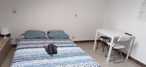 chambre individuelle pour 2 personnes avec frigo, micro ondes. minimum 2 jours.<  CHAMBRE(2) INDIVIDUELLE    2 personnes Private room in serviced apartment vacation rental 600459071501096228