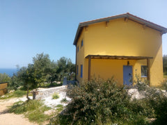Deux maisonnettes en construction naturelle à louer dans une ancienne oliveraie   Maison écologique en pleine nature vue sur mer 1/2 Earthen home vacation rental 581536775179186168