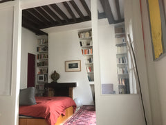 Appartement typiquement parisien avec poutres et cheminée, cosy et chaleureux, p Paris, France Appartement au cœur du Paris chic Entire rental unit vacation rental 21626695