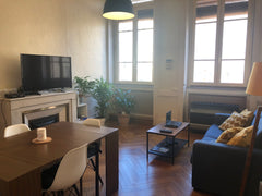 Charmant appartement lumineux typique canuts avec ces hauts plafonds. <br />Loge Lyon, France Appartement 65m2 Croix rousse idéal famille 6 pers Entire rental unit vacation rental 39624343