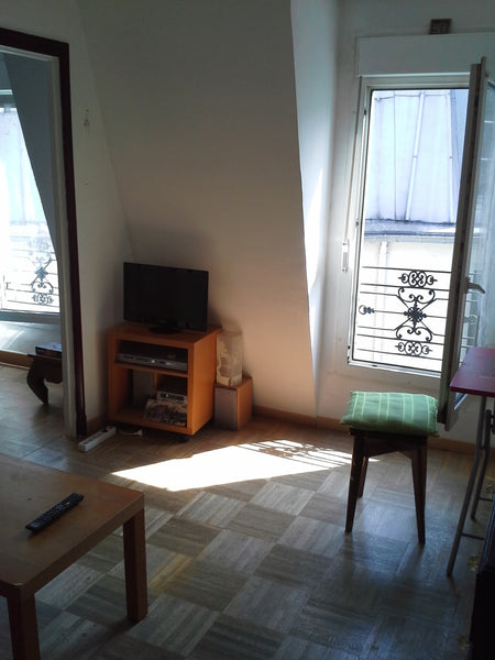 Bonjour à tous!<br />On vous propose notre appart de 28 m2  comprenant: Séjour,  Paris, France Joli 2 pièces au pied de Montmartre Entire rental unit vacation rental 6832393