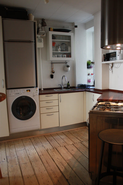 One single Room with a bed and table.<br />14 sqm in central copenhagen.<br />To Copenhagen, Denmark Room in central CPH close to main central station Private room in condo vacation rental 46094074