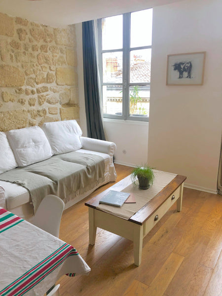 Au pied de la Porte Cailhau, dans une très belle rue du cœur historique de Bdx,  Bordeaux, France Nid douillet au cœur du centre historique de Bdx Entire rental unit vacation rental 34348361