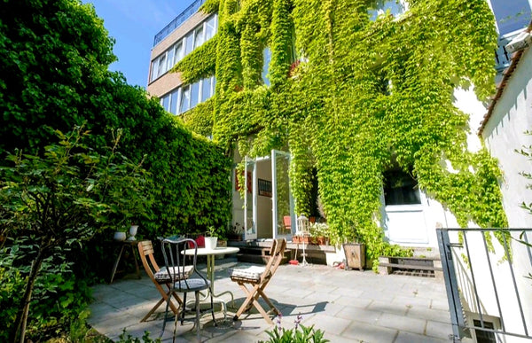 la Suite Keith est située dans une magnifique maison de maître qui date de 1857  Saint-Gilles, Belgium La Calamande En Ville Suite Keith 55m2 et Jacuzzi Private room in bed and breakfast vacation rental 625613853946928650