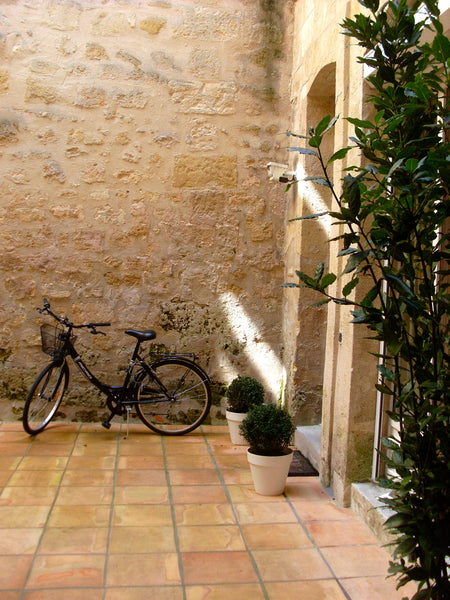 Au calme et à l'arrière d' un immeuble en pierre XVIIème,sur les quais, avec le  Bordeaux, France T1 bis de caractère à Bordeaux Métropole Entire rental unit vacation rental 2370975