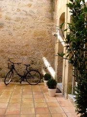 Au calme et à l'arrière d' un immeuble en pierre XVIIème,sur les quais, avec le  Bordeaux, France T1 bis de caractère à Bordeaux Métropole Entire rental unit vacation rental 2370975