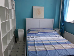 Chambre meublée avec lit, bureau, garde-robe et étagères. Au calme.<br />Free pa Anderlecht, Belgium Chambre 2 pers. PROCHE DE TOUT avec un VRAI LIT. Private room in condo vacation rental 17211687