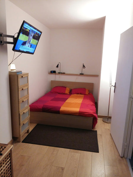 Nous louons notre appartement coquet de 25 m2 avec une chambre et un vrai lit pe  2 pièces tout confort dans quartier tranquille Entire rental unit vacation rental 13806413